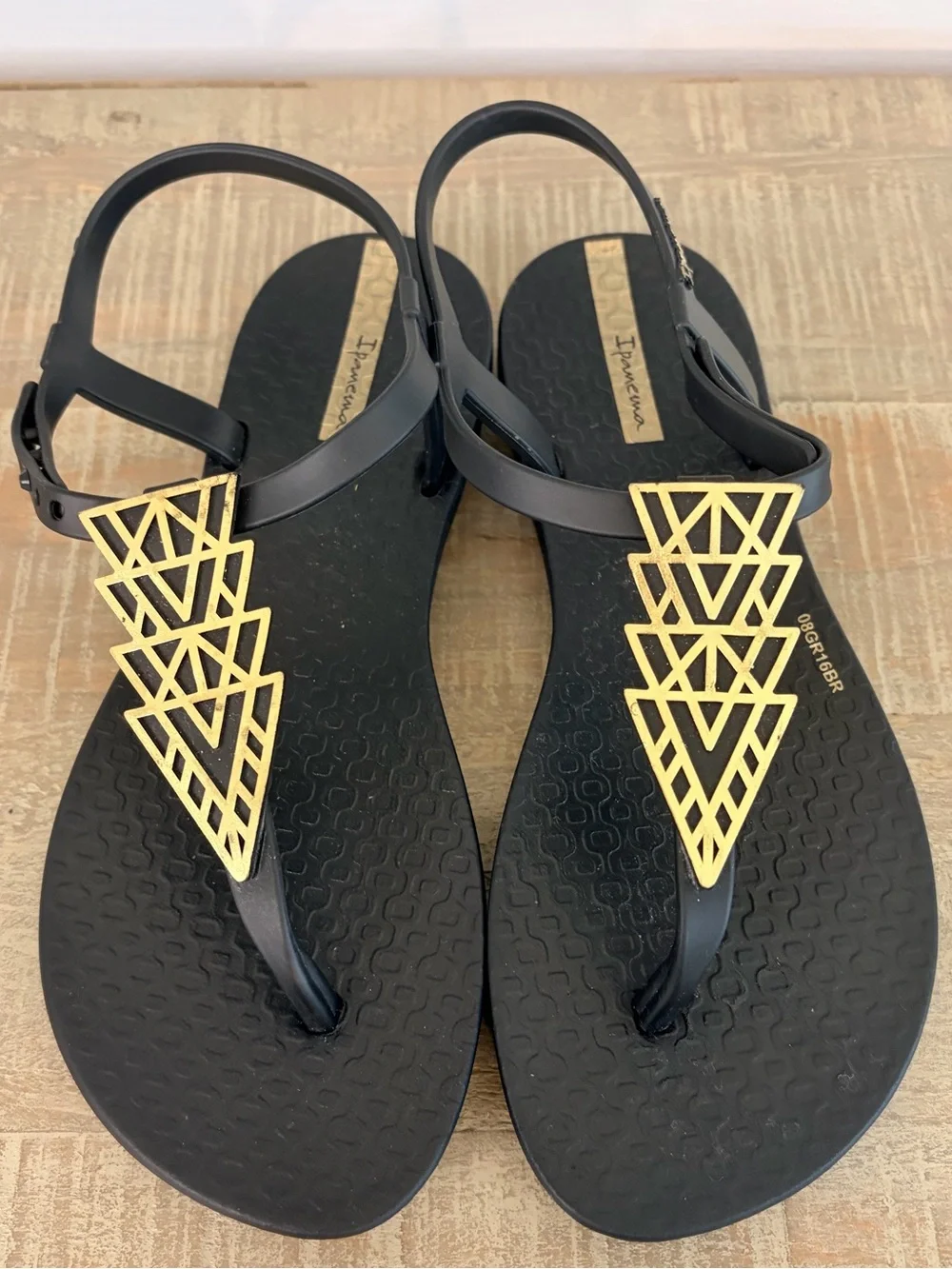 Ipanema Girl’s Black and Gold Sandals, Size 2/3